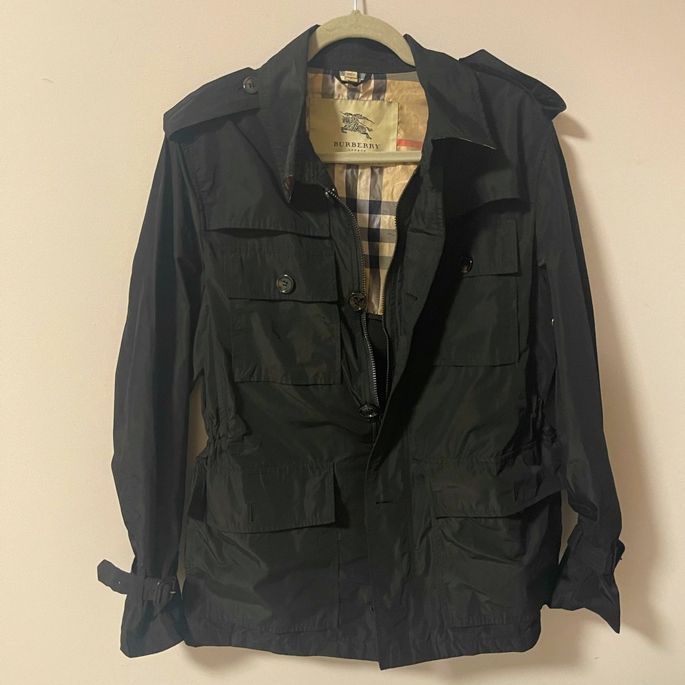 Short modern take on Burberry’s classic trench coat.